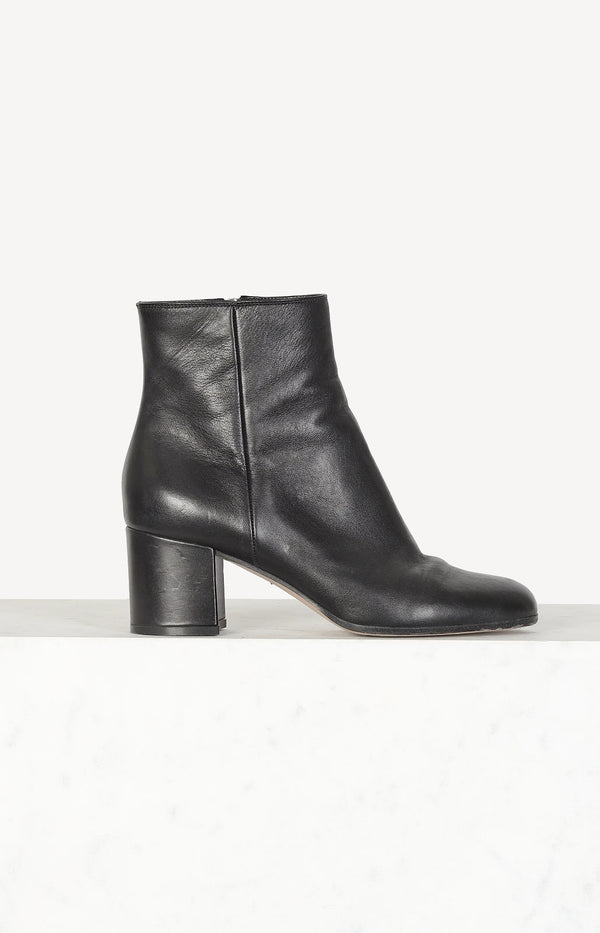 Leather ankle boot in black