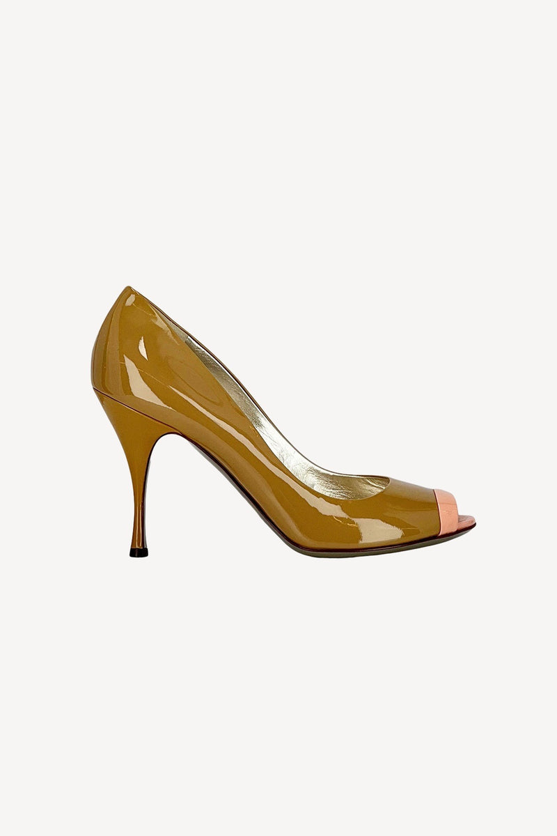 Patent leather peep toes in tan / rose