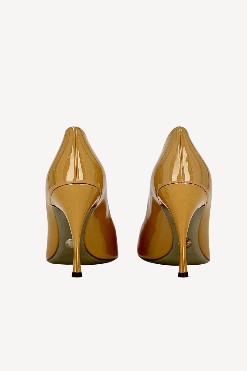 Patent leather peep toes in tan / rose