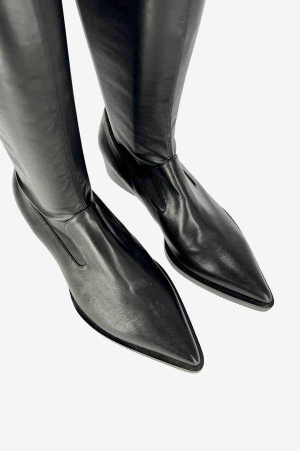 Overknee boots in black